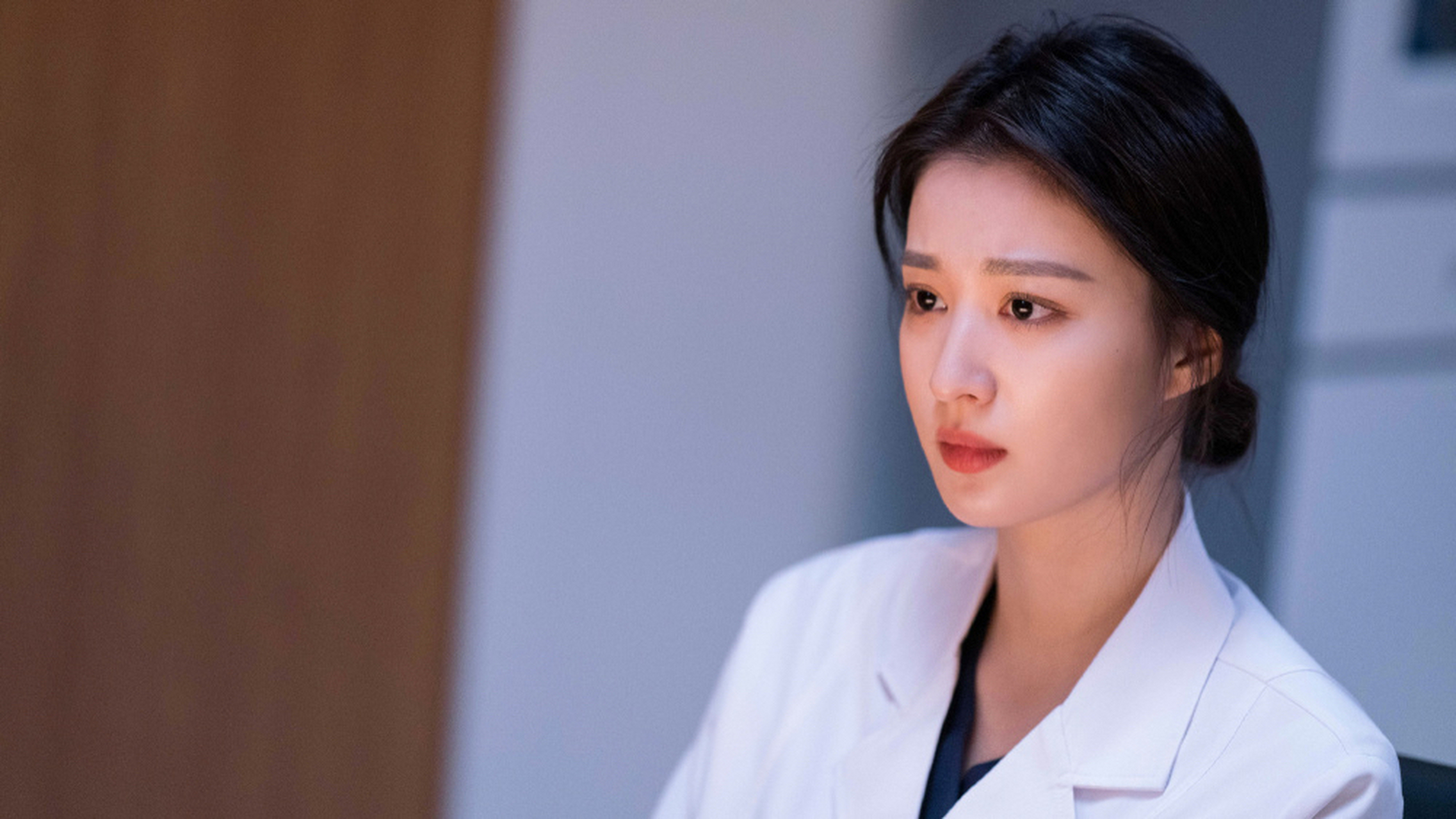 一网友发文称,在美容院偶遇王楚然拍摄广告,因穿了