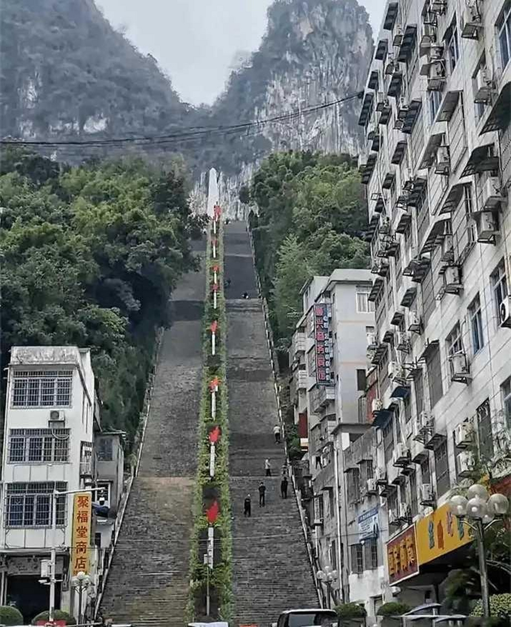 这是广西河池市金城江公园大门入口的阶梯.欢迎来爬一爬.