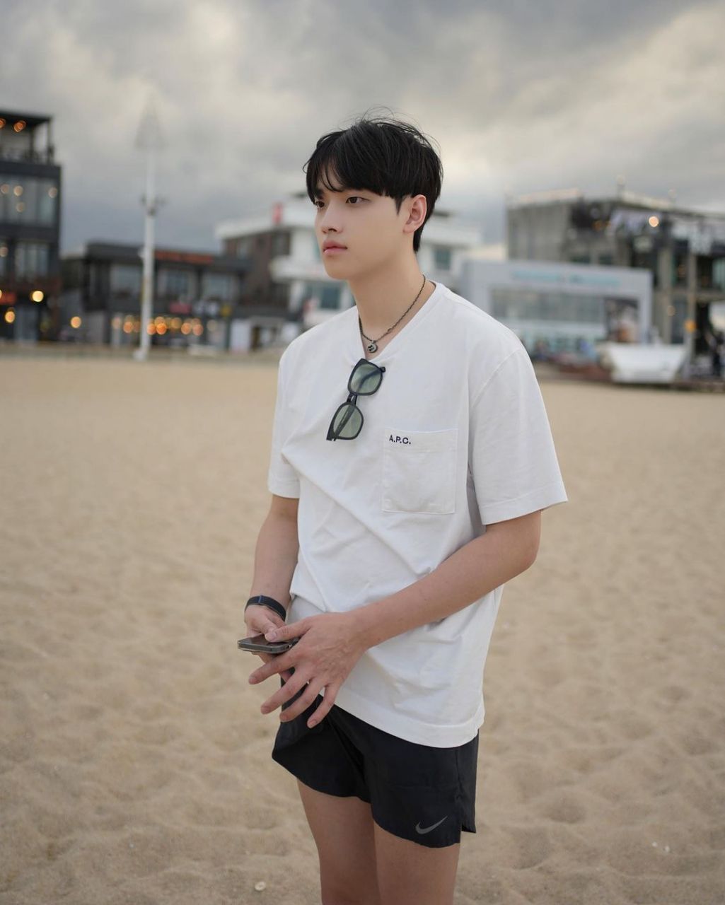 在海边漫步,很是惬意. #明星动态# #明星穿搭# #金昌珉