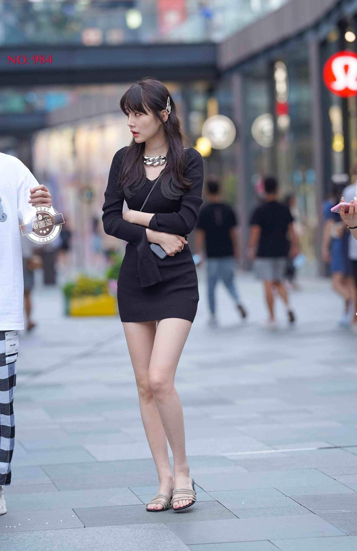 腿型修长的短裙美女,让着装造型远离廉价感,唯美动人