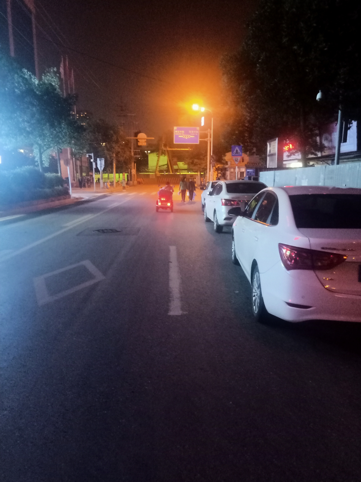 晚上一个人走夜路