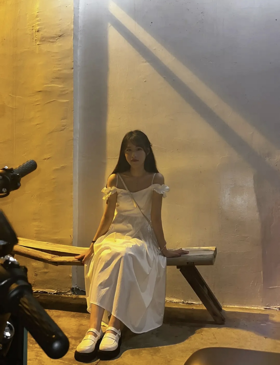 夜晚小巷里路灯下的那个女孩