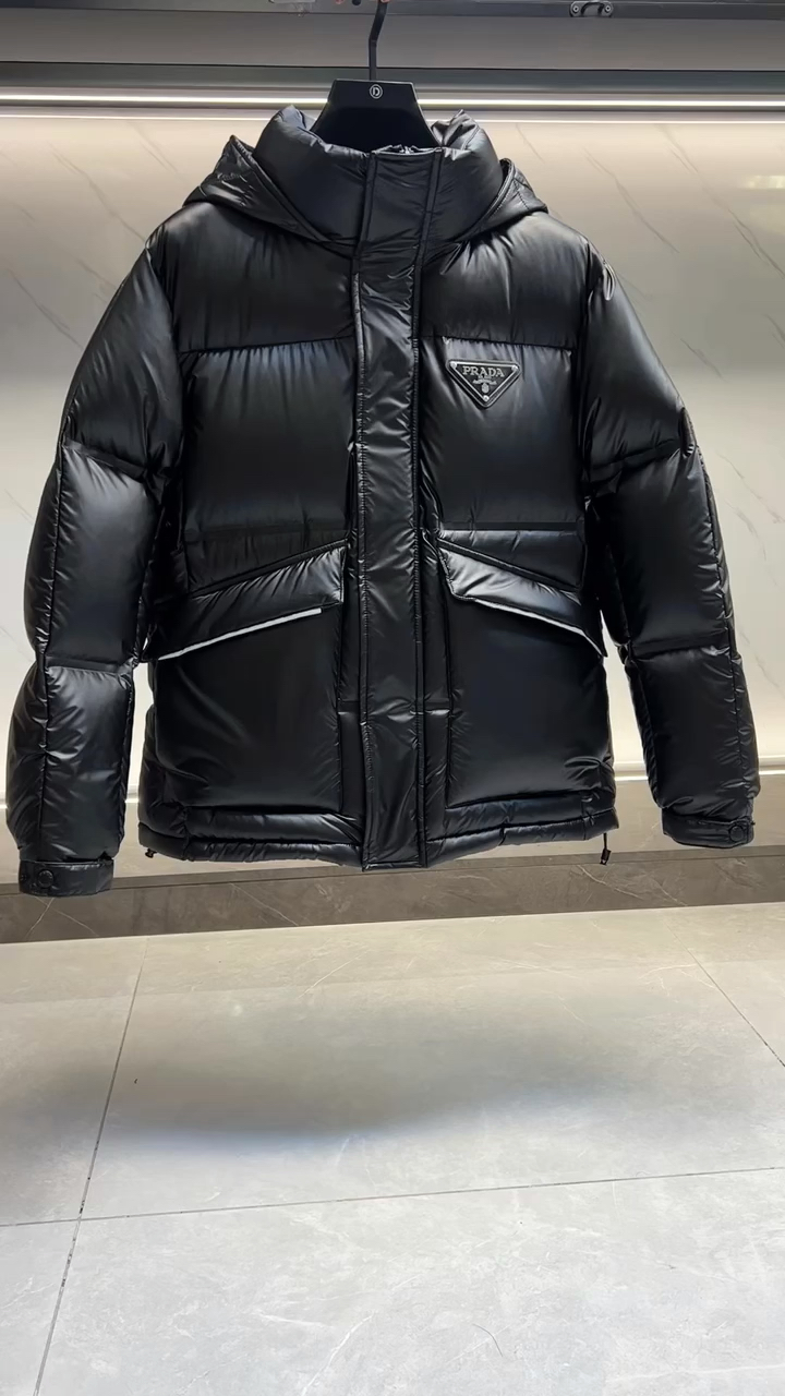 普拉达羽绒服黑武士设计风格非常独特
