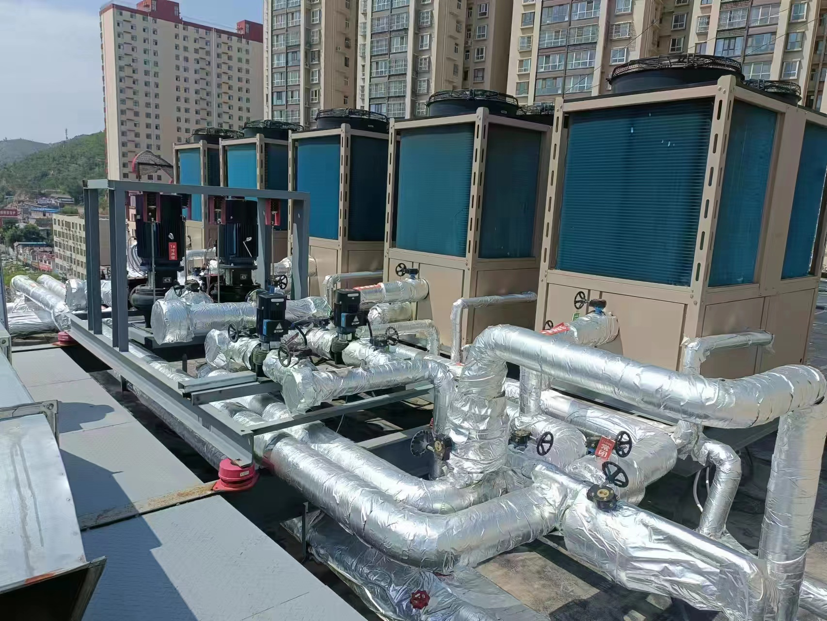 超低温空气源热泵机组与风冷螺杆式冷水机组比较,优势有哪些?