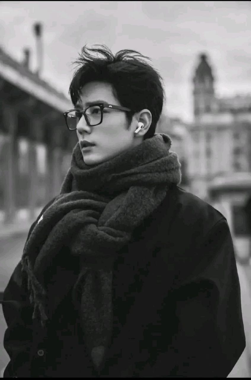 工作室发抖音了,是之前米兰的一些照片, 肖战穿风衣好好看呀,好文艺