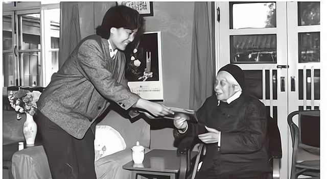 她81岁担任中纪委常委,1975年却被开除党籍,1978年被恢复名誉
