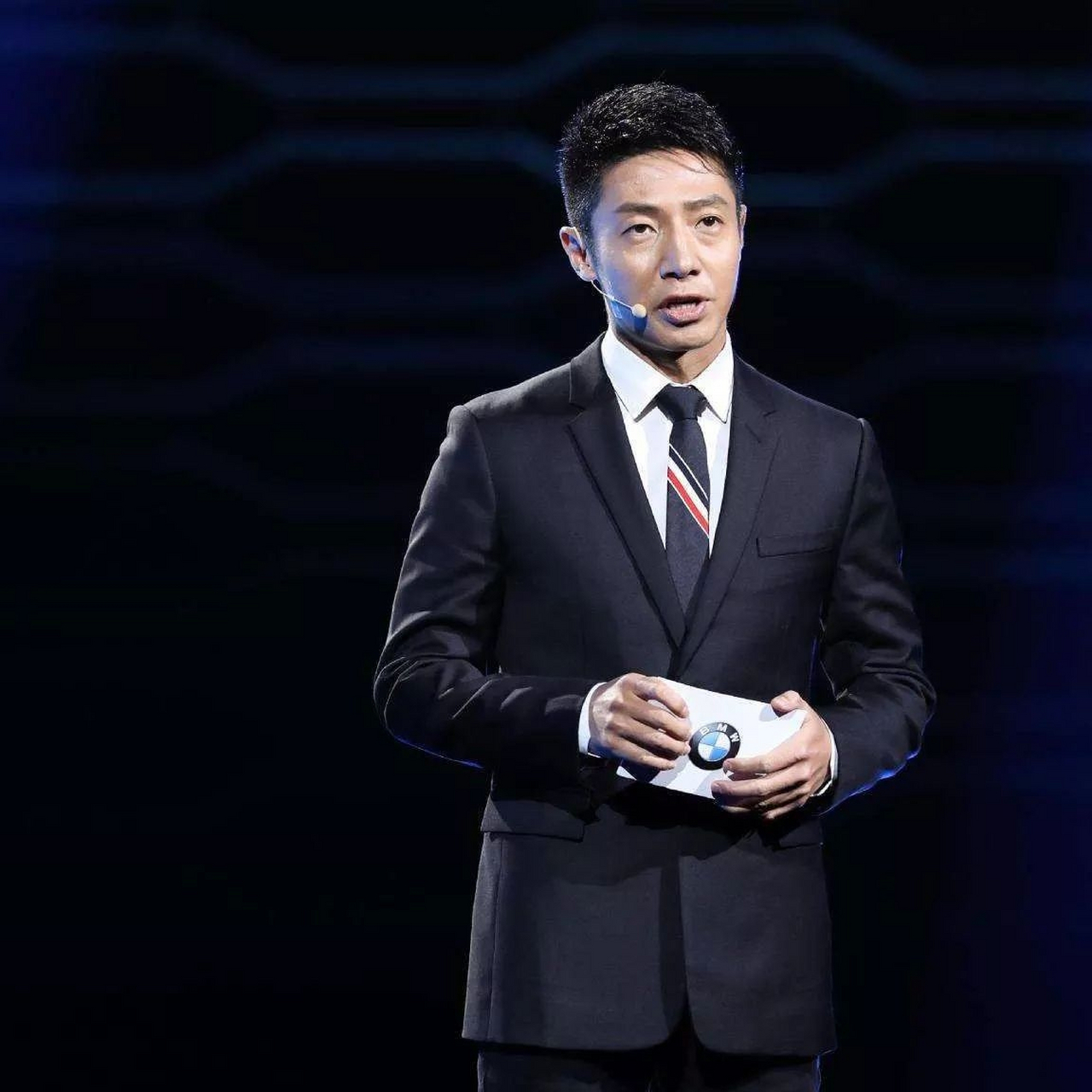 撒贝宁,中国央视著名主持人,新闻评论员,出生于1999年,主持央视的