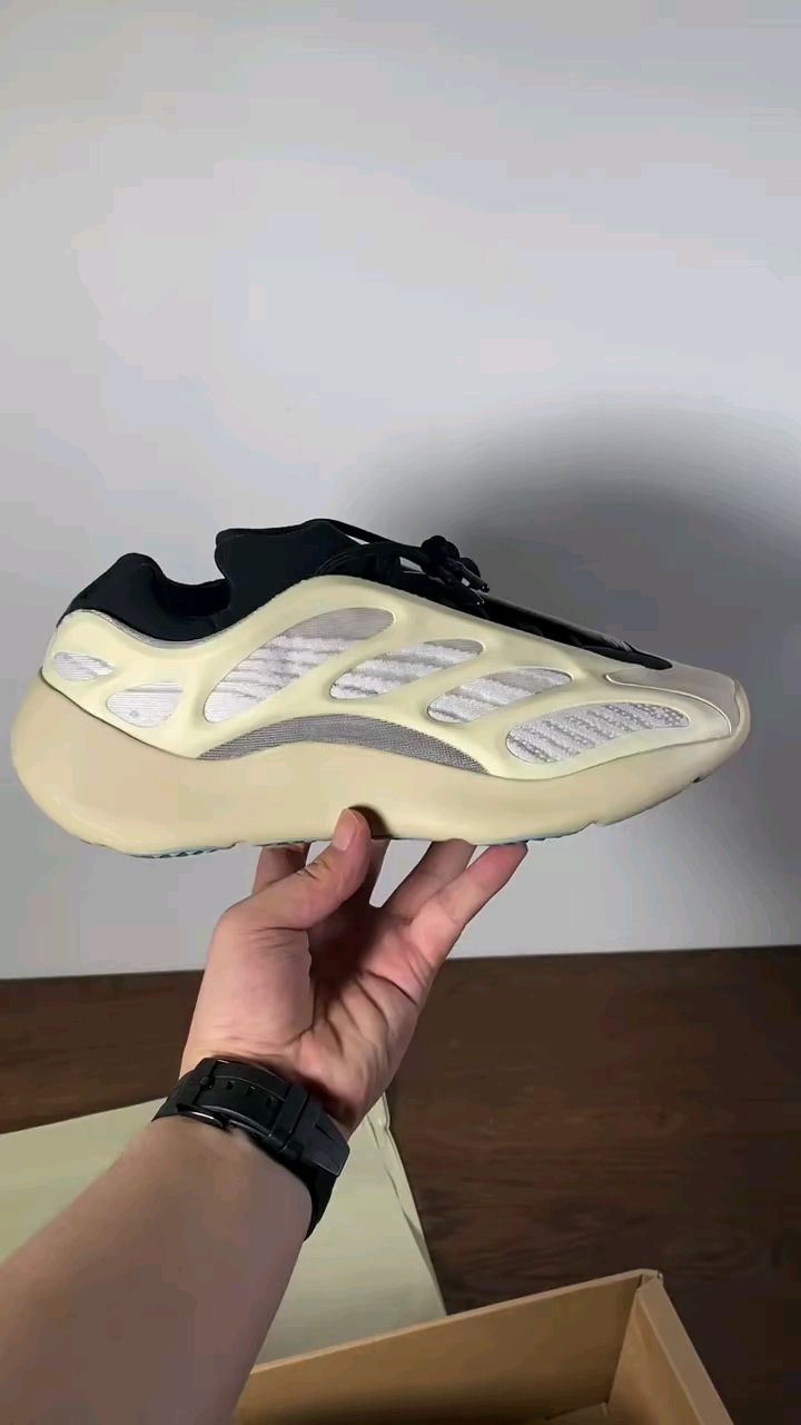 yeezy700v3异形