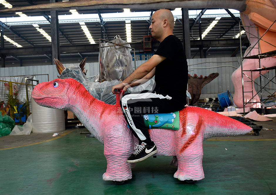 商场恐龙车骑行:小朋友们的欢乐时光!