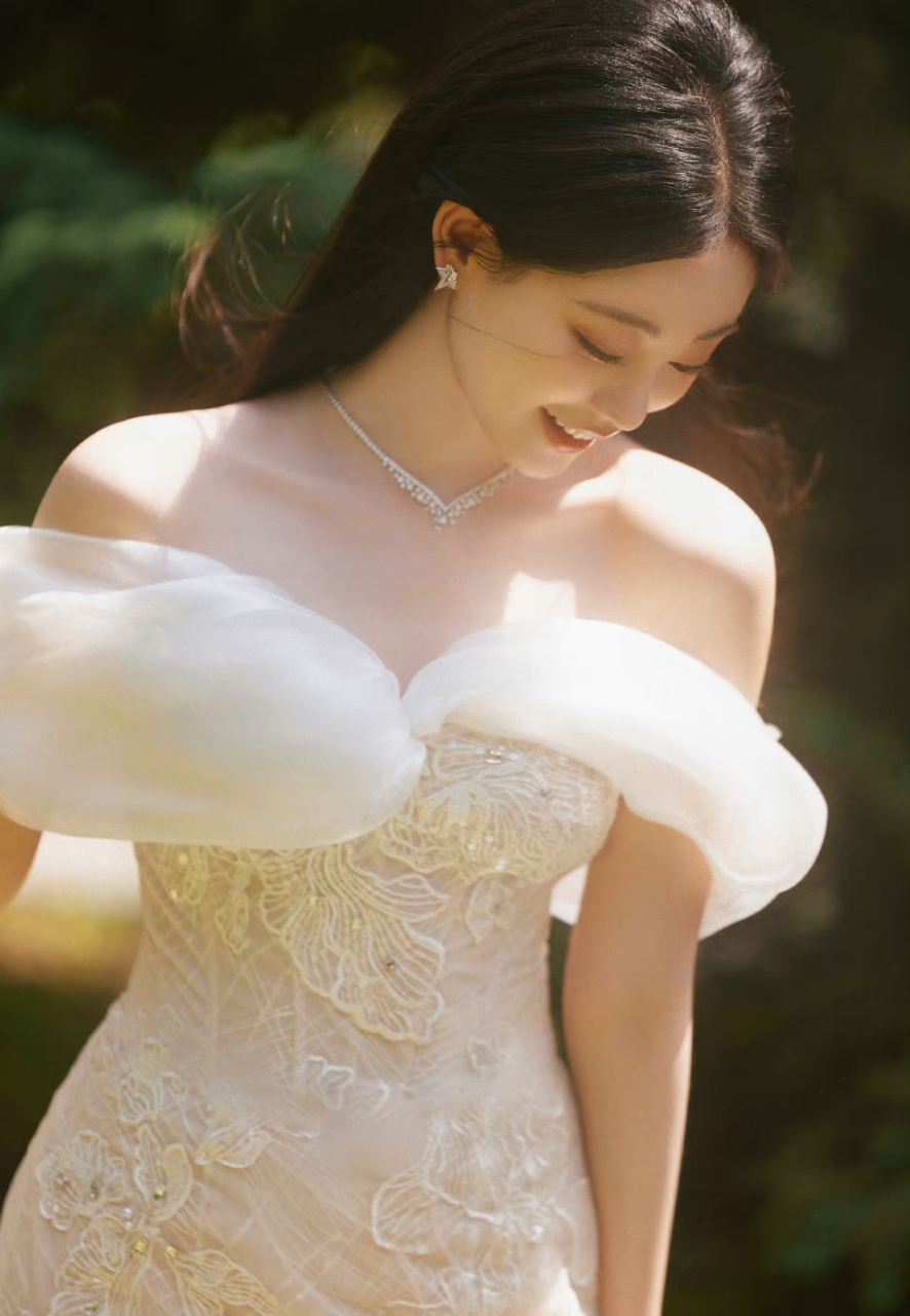 明星穿搭# #祝绪丹#  祝绪丹一袭白色抹胸长裙,仙气飘飘好唯美好优雅