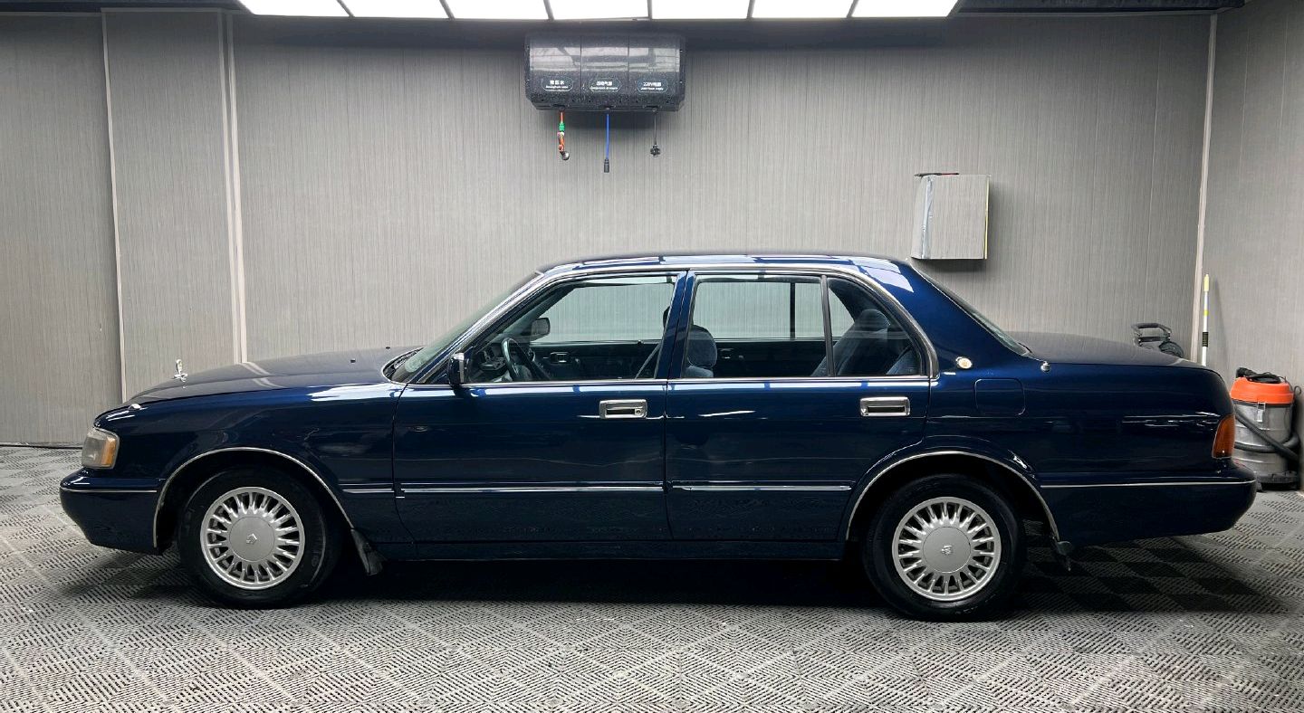 30年车龄,丰田皇冠133魅力依旧,淡蓝色丝绒座椅,还是那么经典