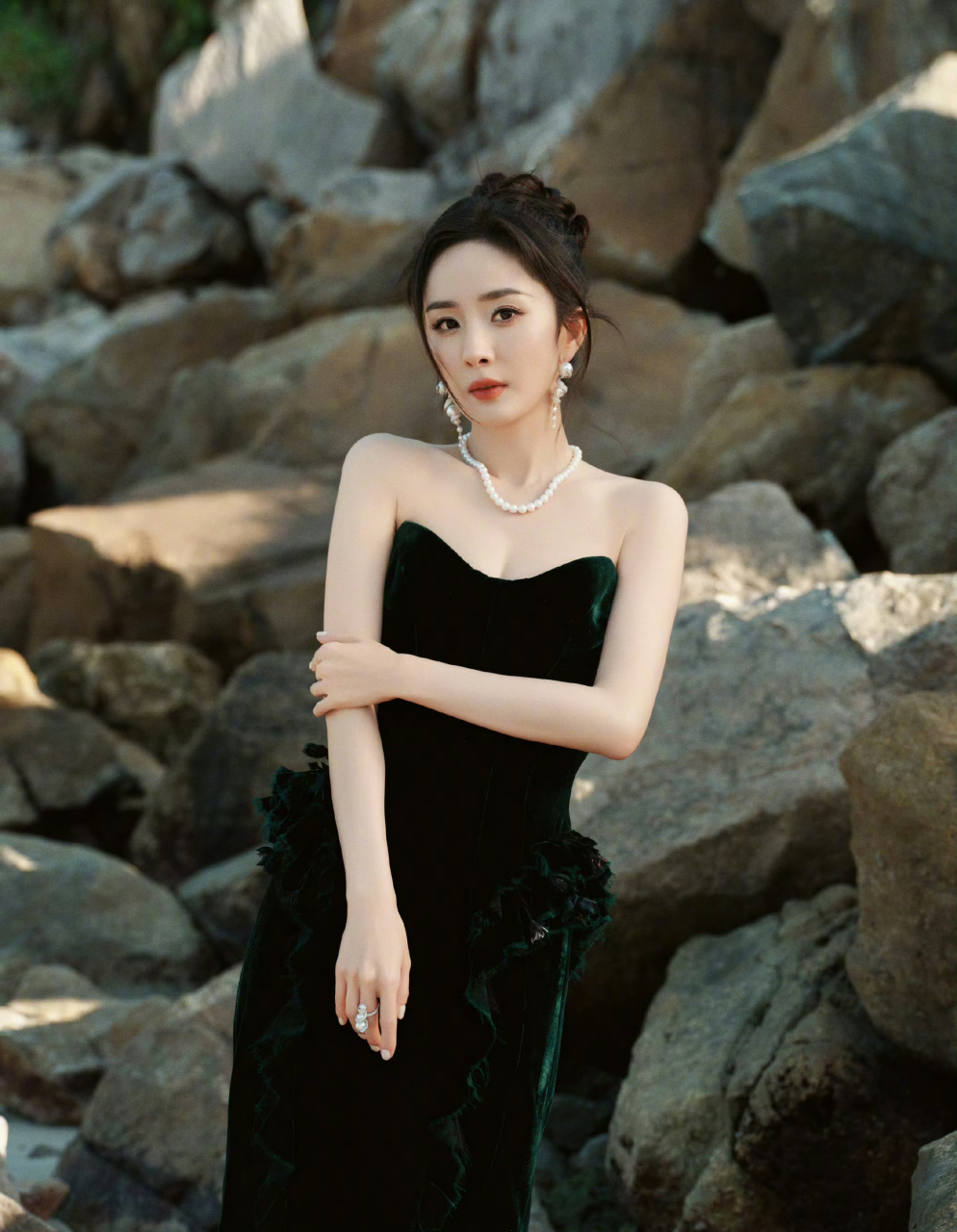 杨幂身穿ulyana sergeenko 有装饰褶边的丝绒紧身抹胸礼服,带来了