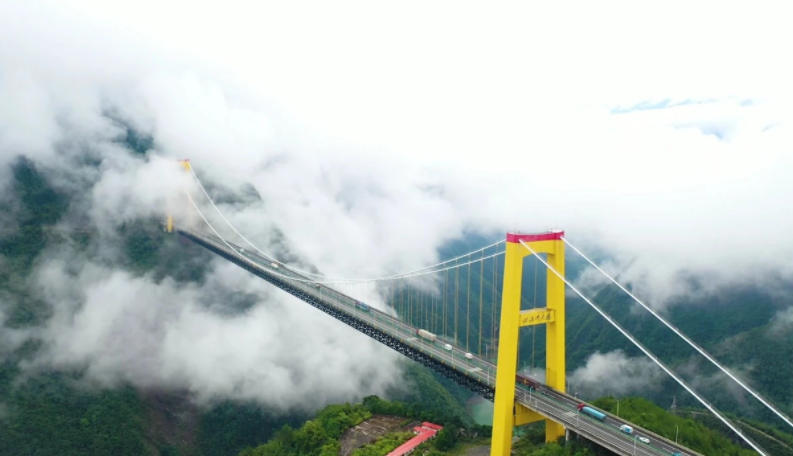 這座相當於200層樓高的大橋,是靠火箭幫忙完成的,造雲中大橋