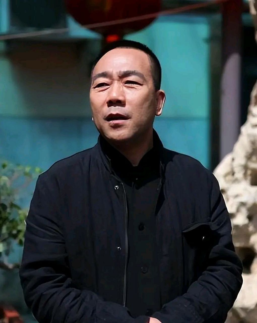 相声演员,杨议,到北京演出,遛弯,看见有家店里,有六版猴票,老板信誓旦