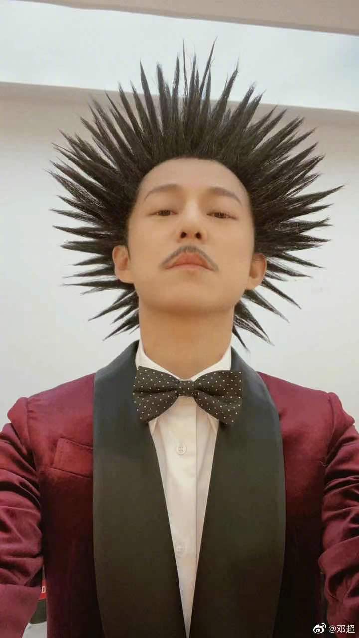 这爆炸头太非主流了,不仔细看真的认不出是谁!