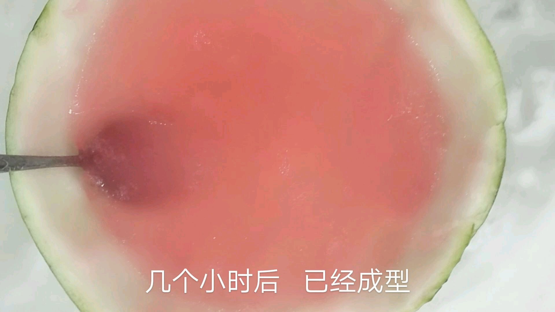 夏天就要吃冰凉凉的西瓜,小康学做西瓜果冻,简单又好吃
