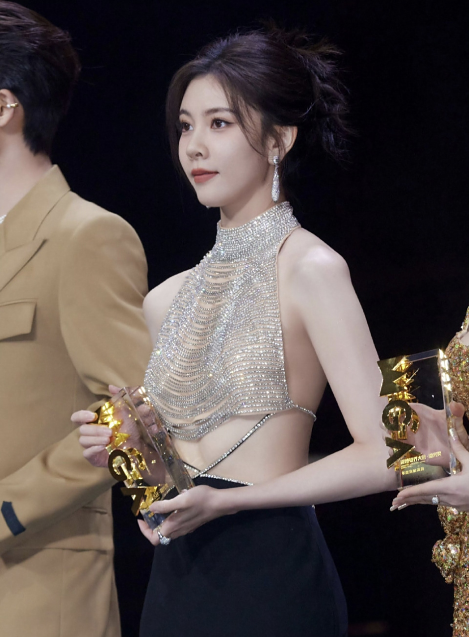 宋妍霏微光盛典内场穿搭真的好清凉,好省布料啊