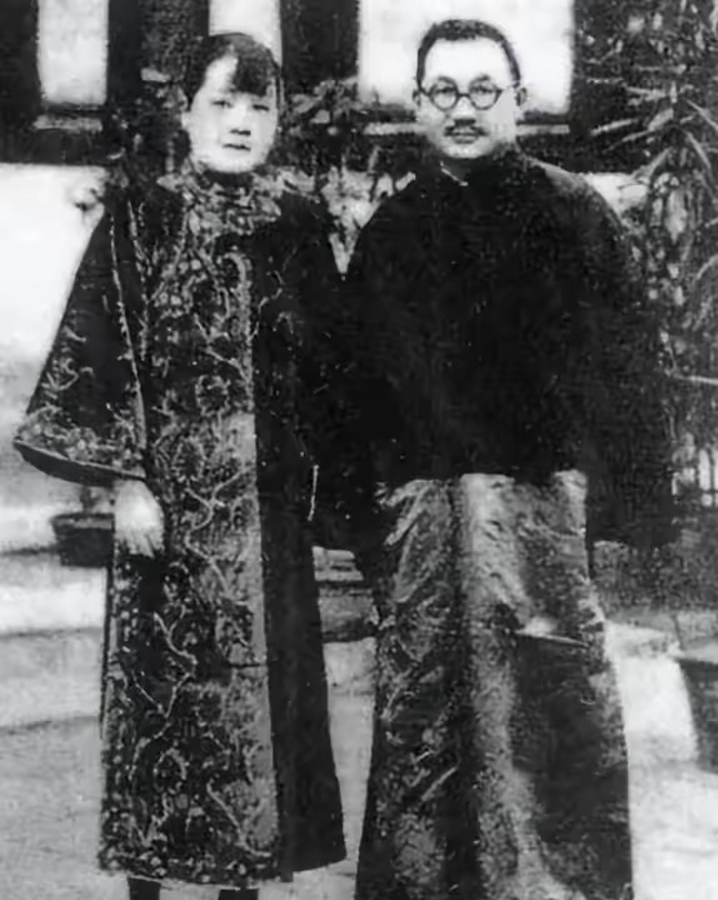 宋蔼龄和她的丈夫孔祥熙是民国时期最能赚钱的夫妇,他们凭借职权积累