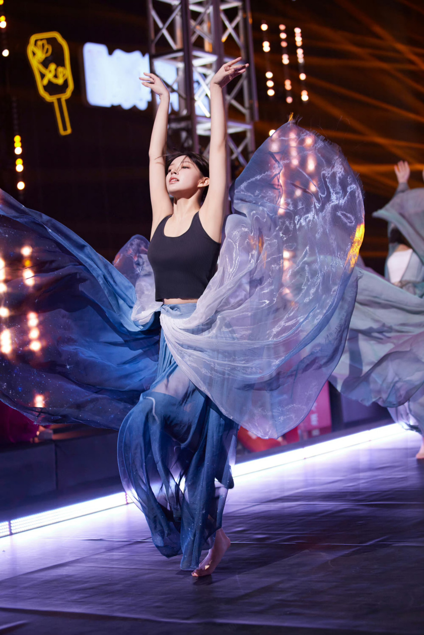 对于程潇的小蛮腰我是服的,在一挡综艺节目中看到程潇的下腰真的有被