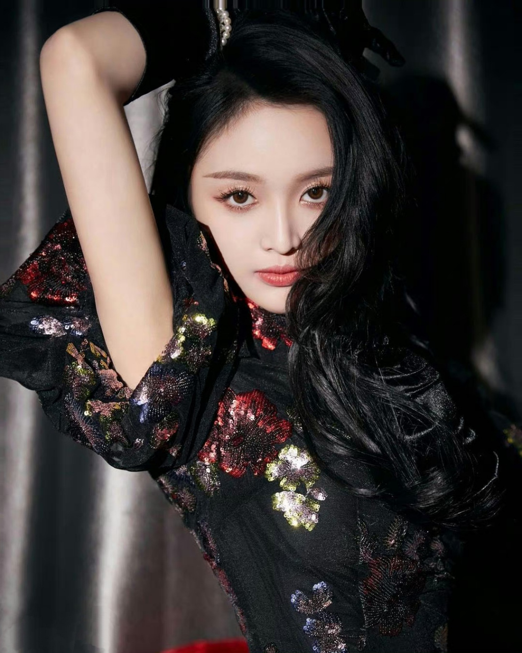 吴宣仪# 一袭黑色复古蕾丝旗袍,清纯甜美的容颜,窈窕曼妙的身材,懈行