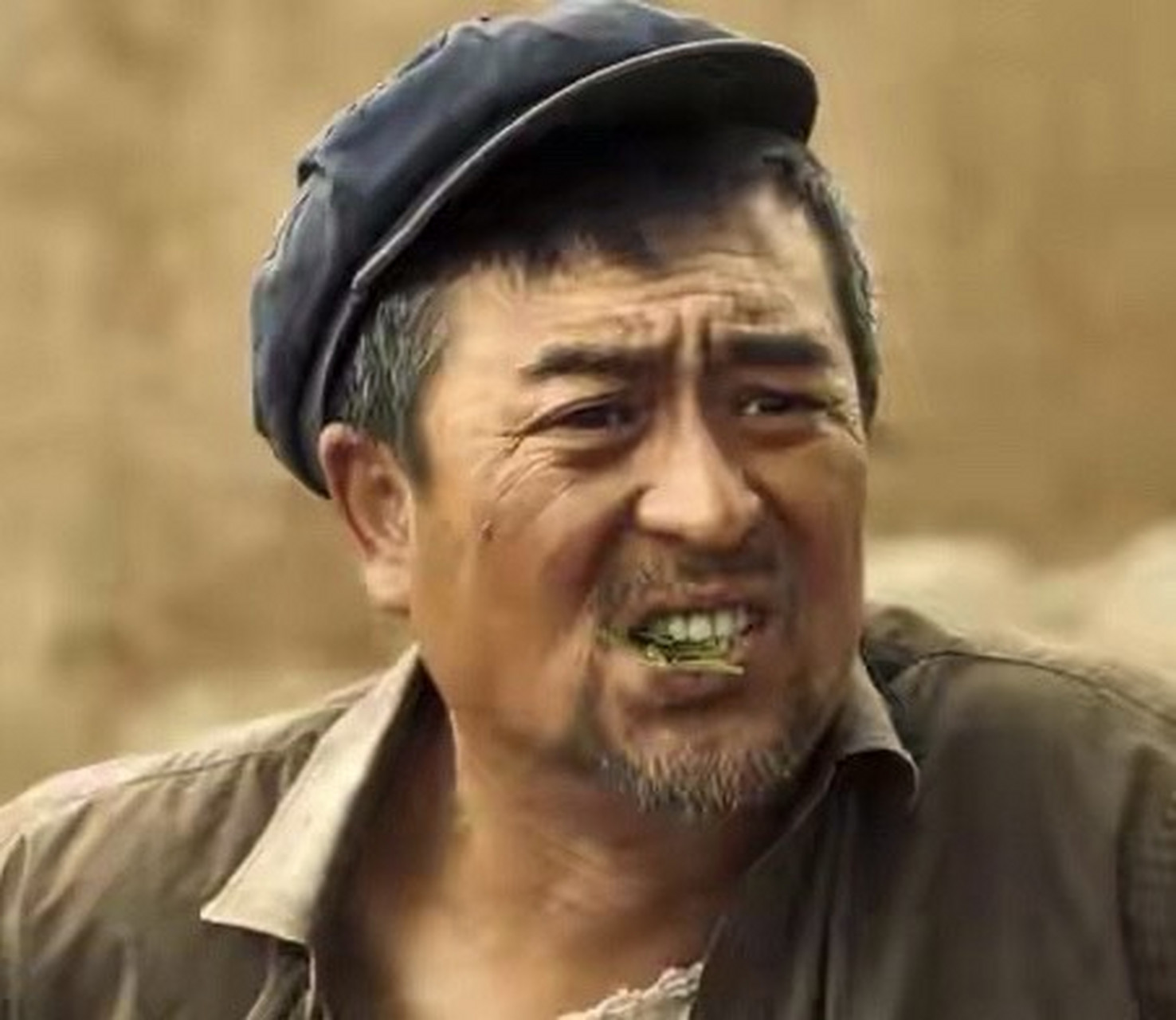 《山海情》里的马喊水,大概是张嘉益演过的外形最粗糙,年纪最大的角色