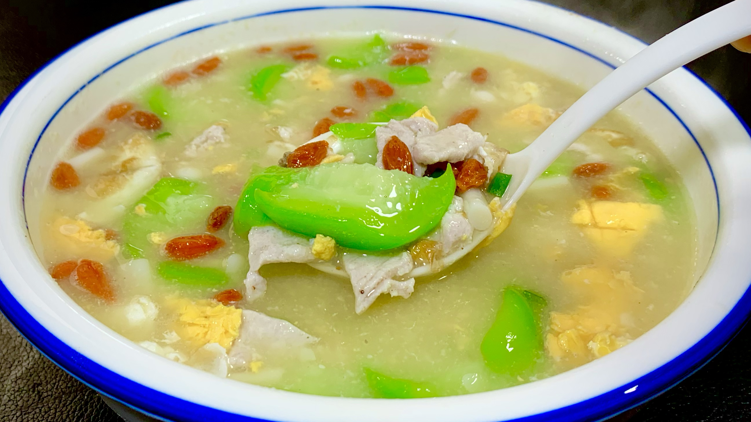 夏天要多喝丝瓜三鲜汤,试试这样配料的食材,汤甜奶白营养又美味