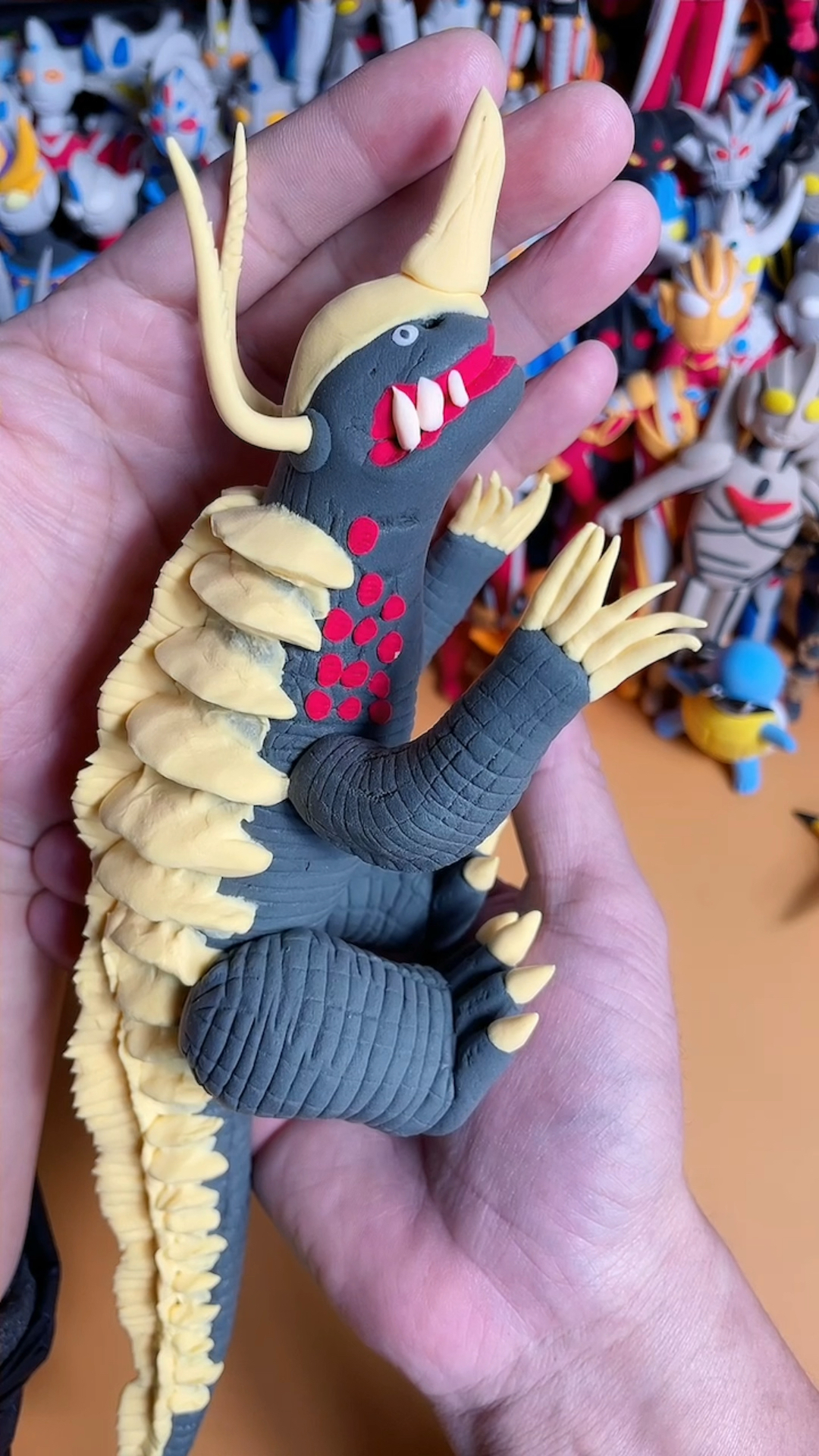 用超轻粘土做新初代奥特曼怪兽新内隆嘎