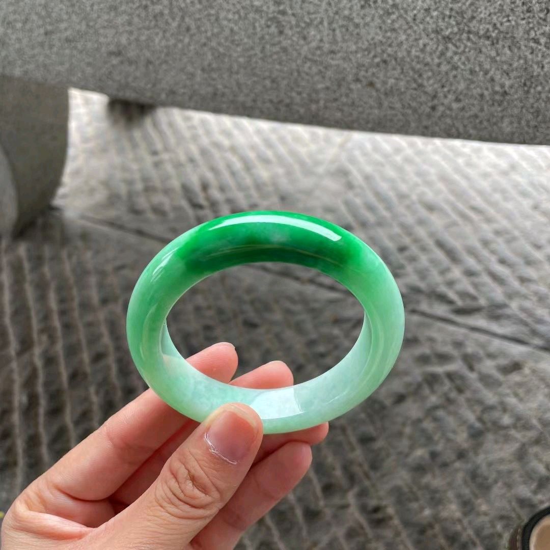 正阳绿翡翠手镯,微纹底子也是甜甜的底色 天然翡翠 翡翠手镯
