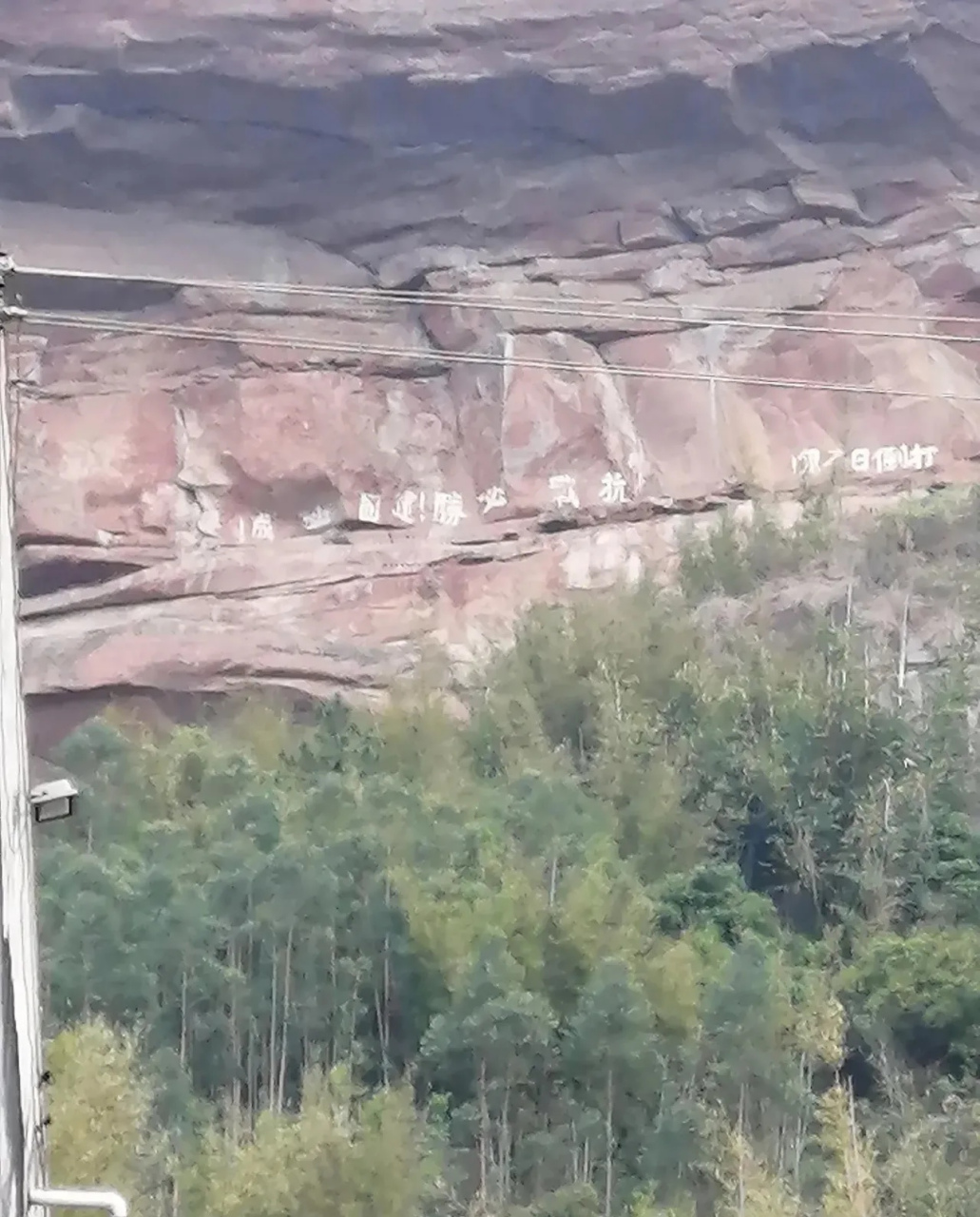 上联:左右逢源墙头草 下联:?