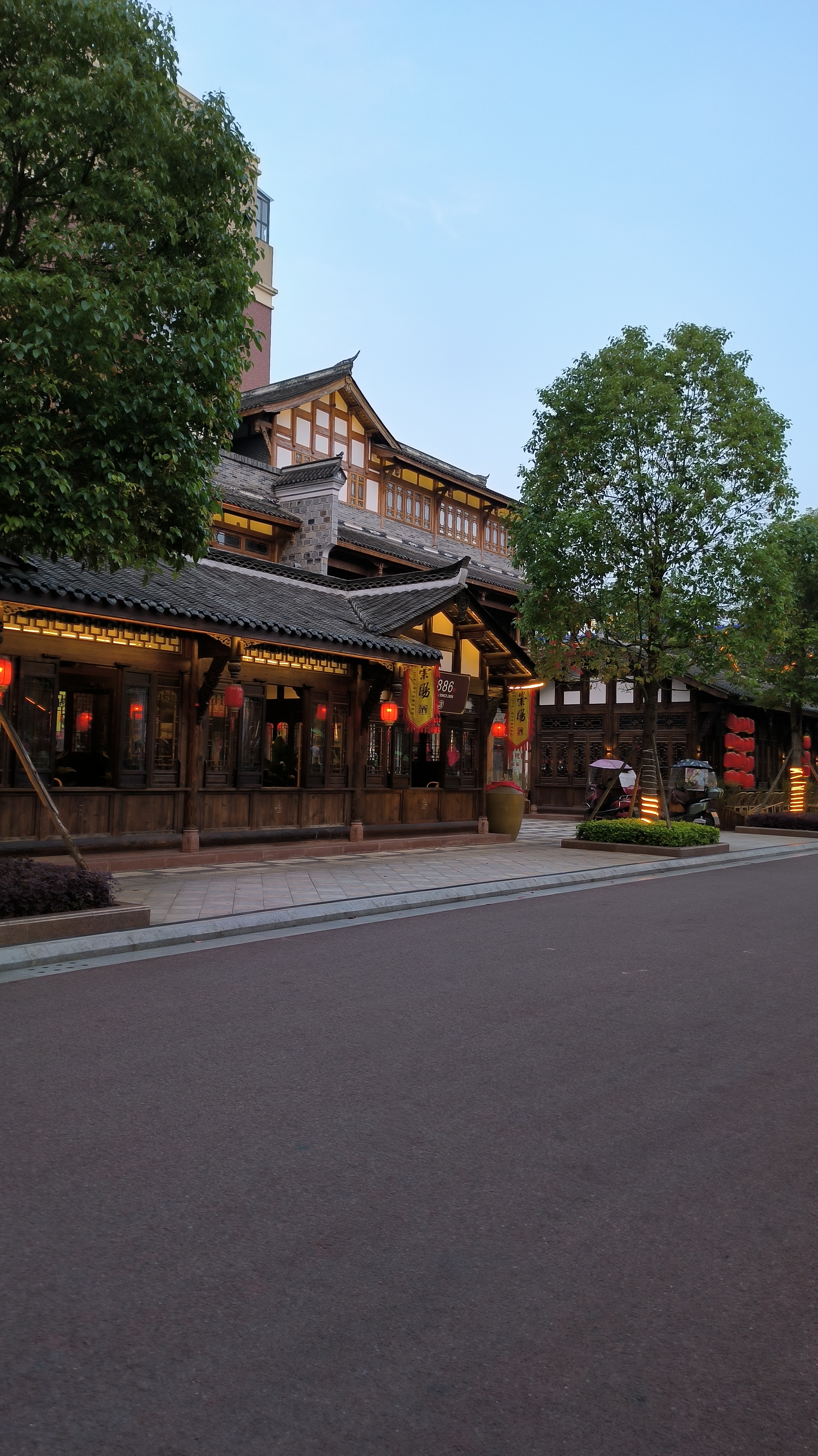 城市夜景大赏# 四川崇州的唐人街夜景还是挺漂亮的,恍惚间有点穿缘哪