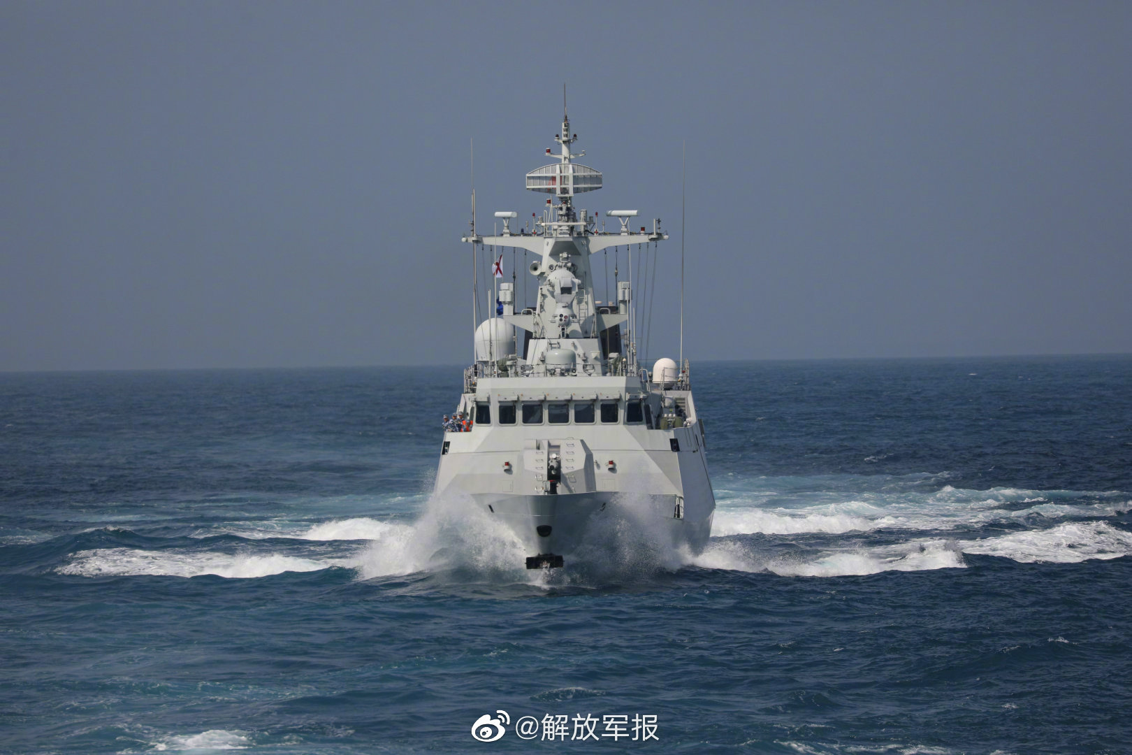 舰艇编队,穿涛破浪!