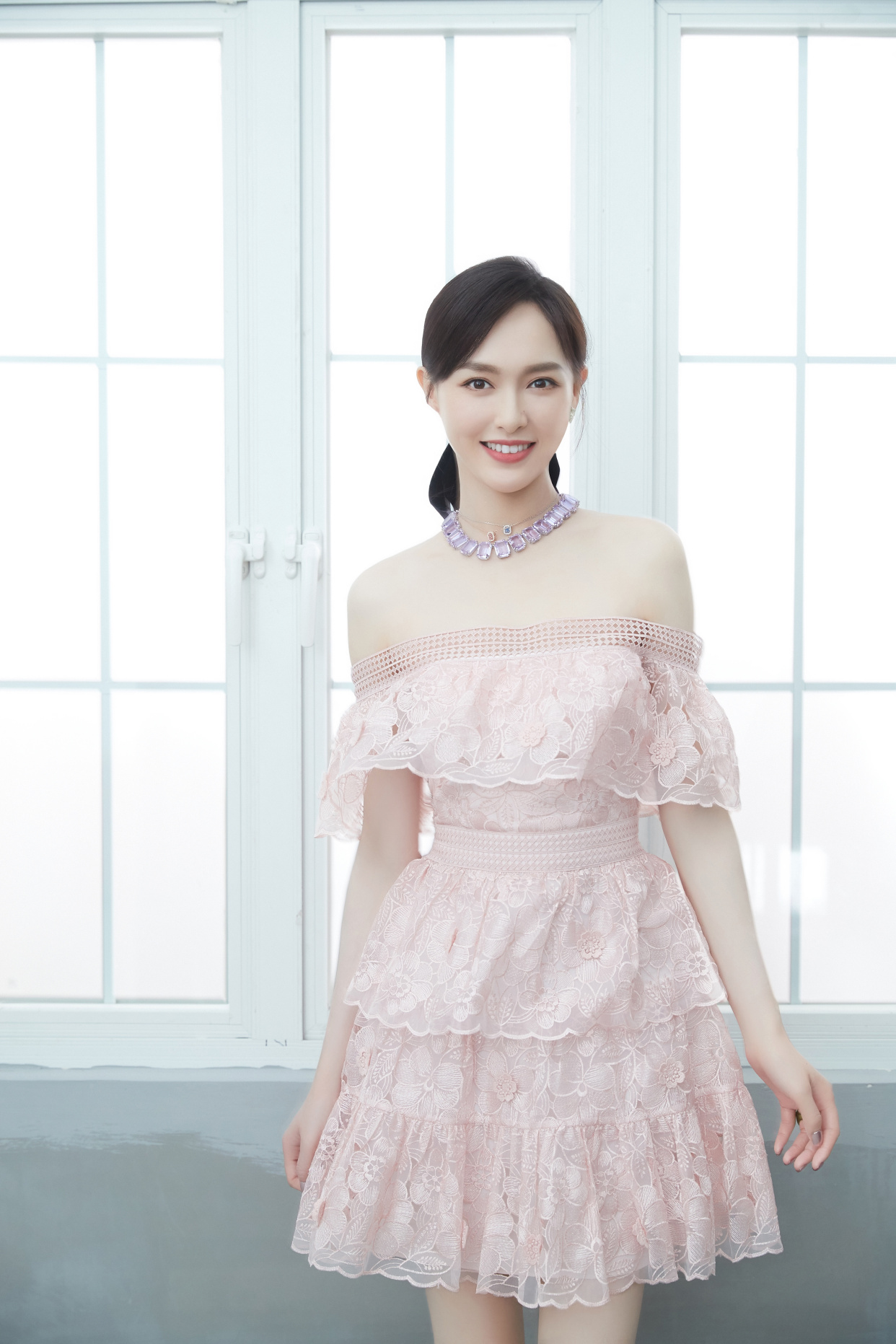 唐嫣粉红色露肩蕾丝短裙