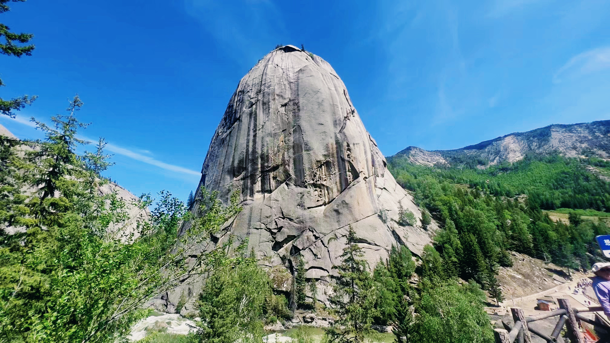 阿勒泰山最高的山峰图片