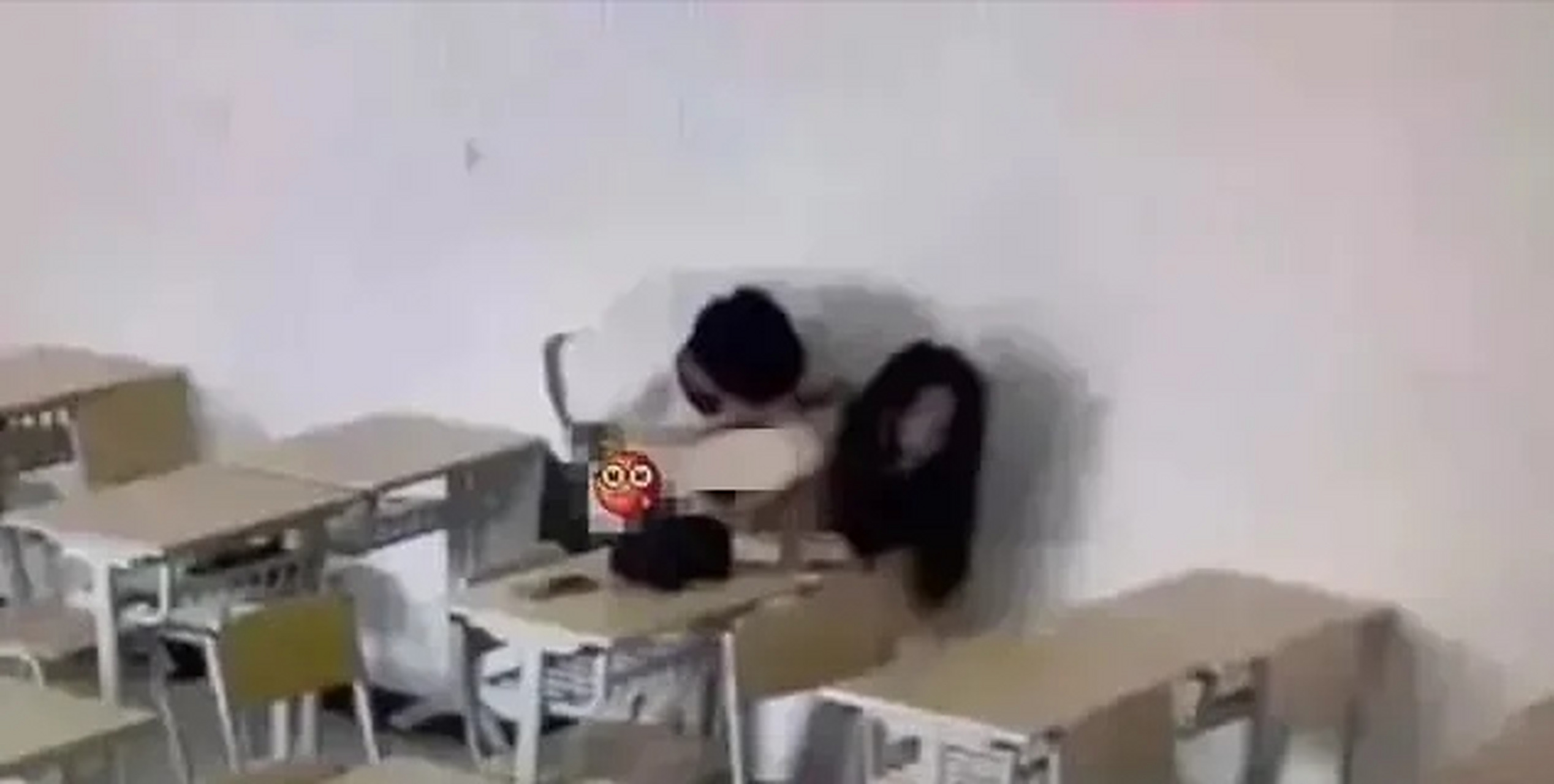 近日,又一对情侣在职业学校的教室内发生了不雅的"深耕"行为,而这一