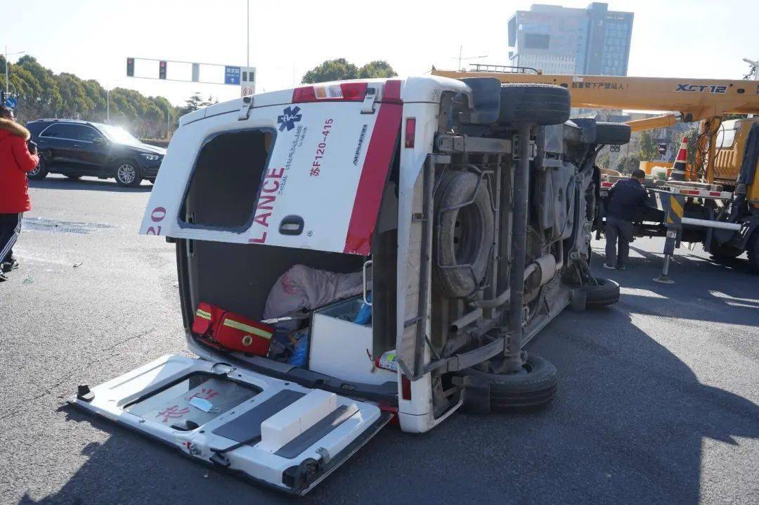 祸不单行!儿子被撞送医途中车祸致女儿身亡 机场赔付10万被拒绝