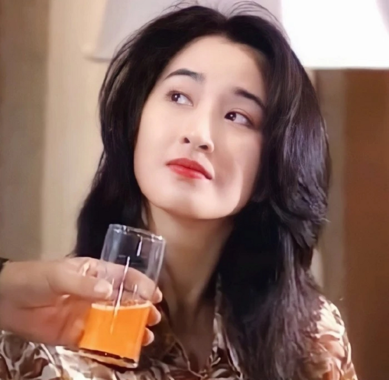 关咏荷这傲娇的小表情绝了,只有我觉得关咏荷现代装扮比古代装扮更