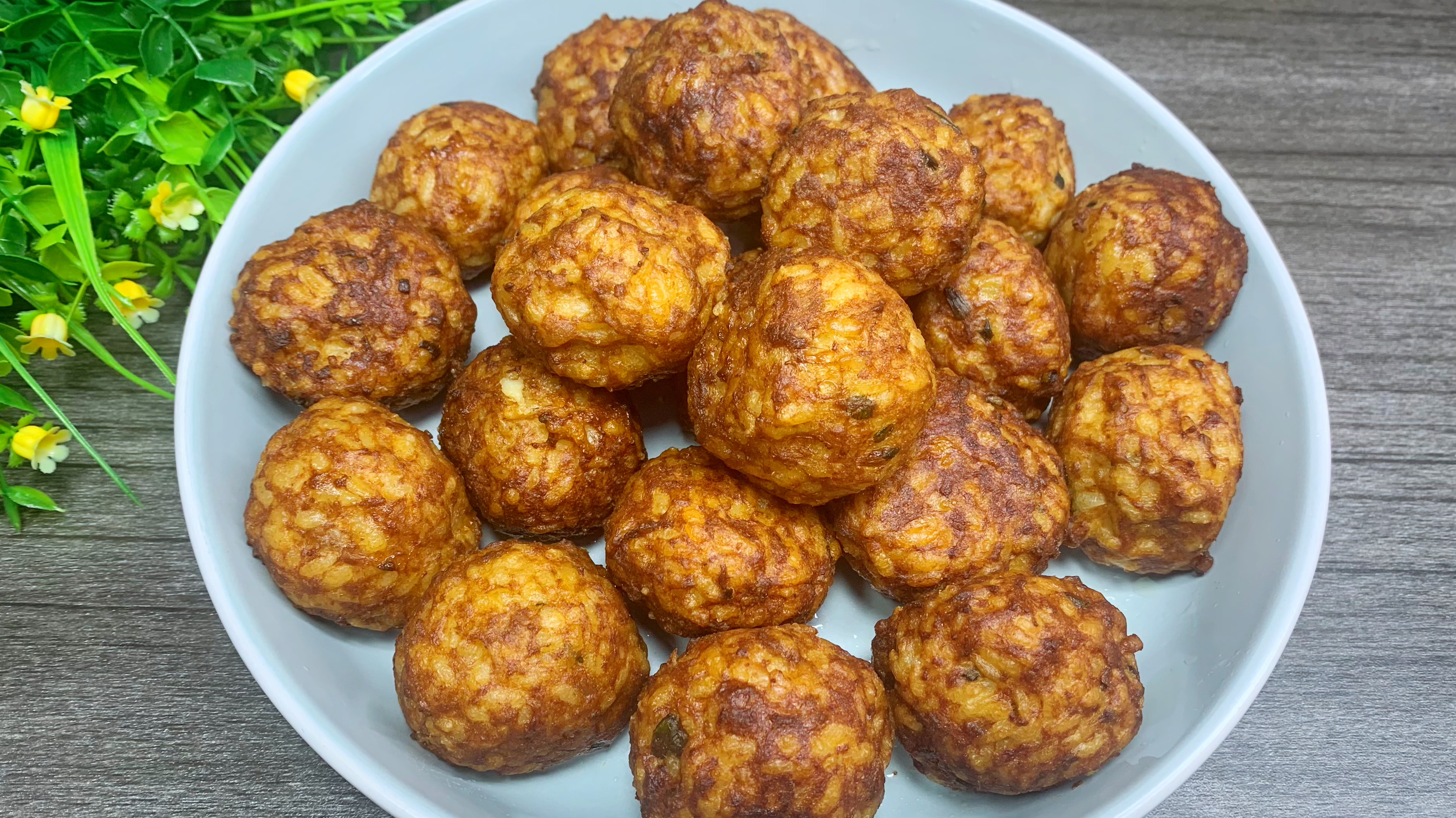 江苏盐城经典特色美食之糯米肉圆,外酥里嫩,一出锅都要吃好几个