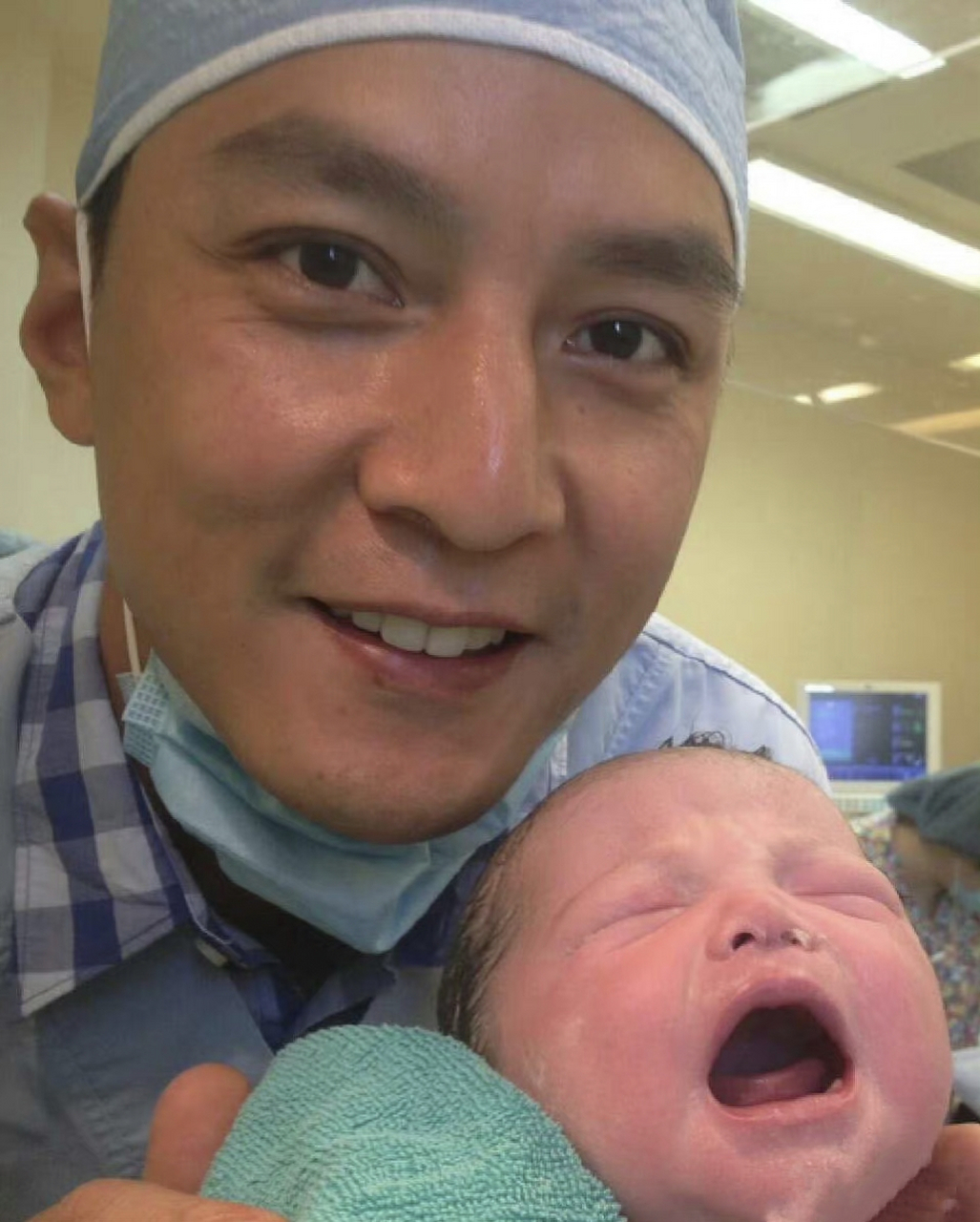 吴彦祖十岁女儿近照,很别致的长相,完美复刻了父母脸部的不完美,看着