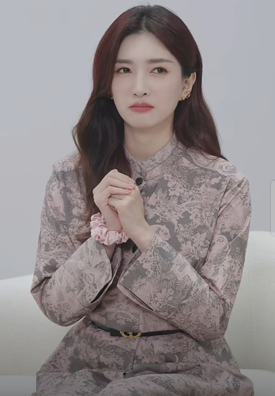 江疏影亮相直播间表情丰富,对镜头比心眨眼很是俏皮,她的长相几年前是