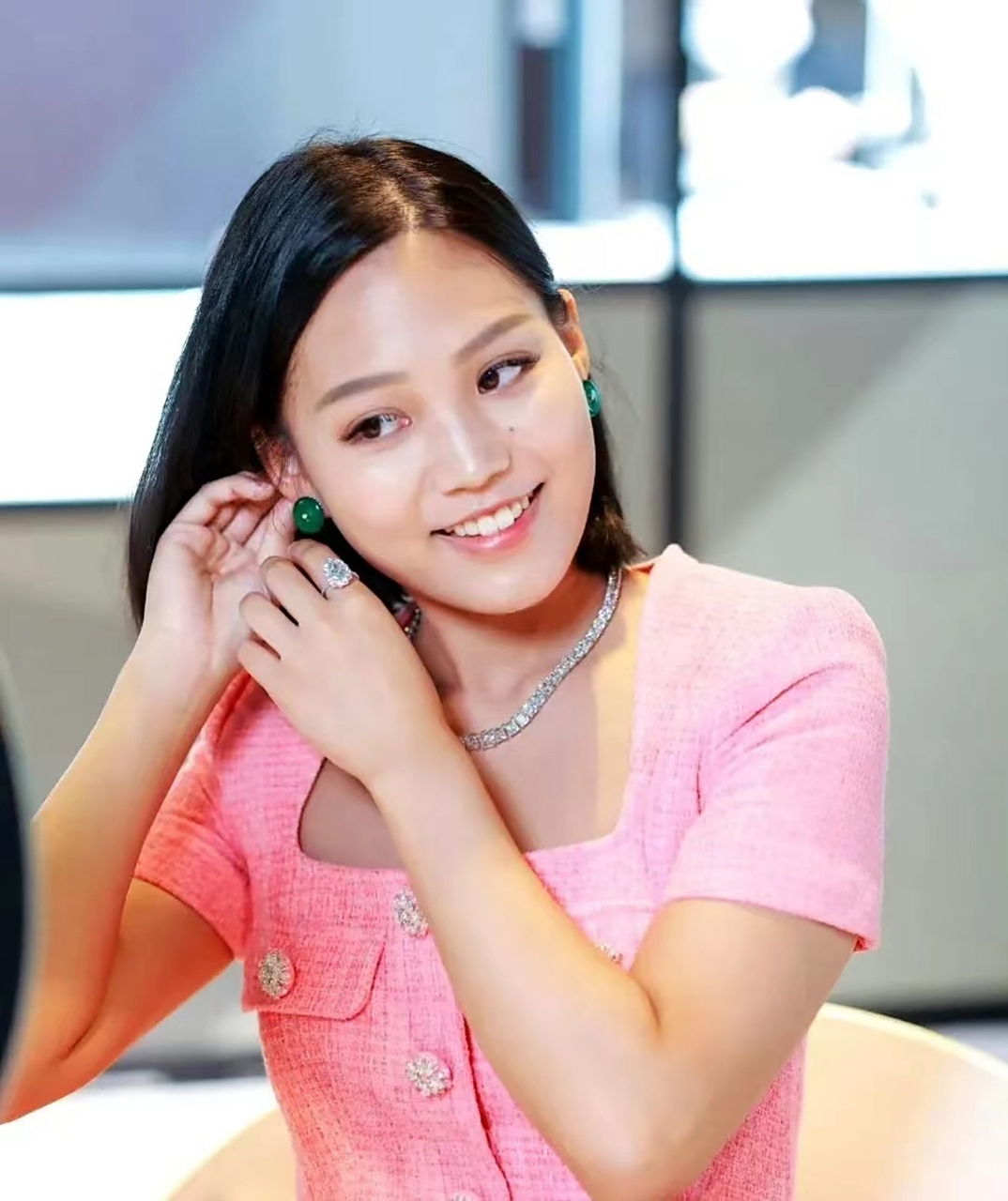 霍英东二房孙女霍咏诗霍咏盈的最新同框  姐妹俩就一起出席时尚活动了