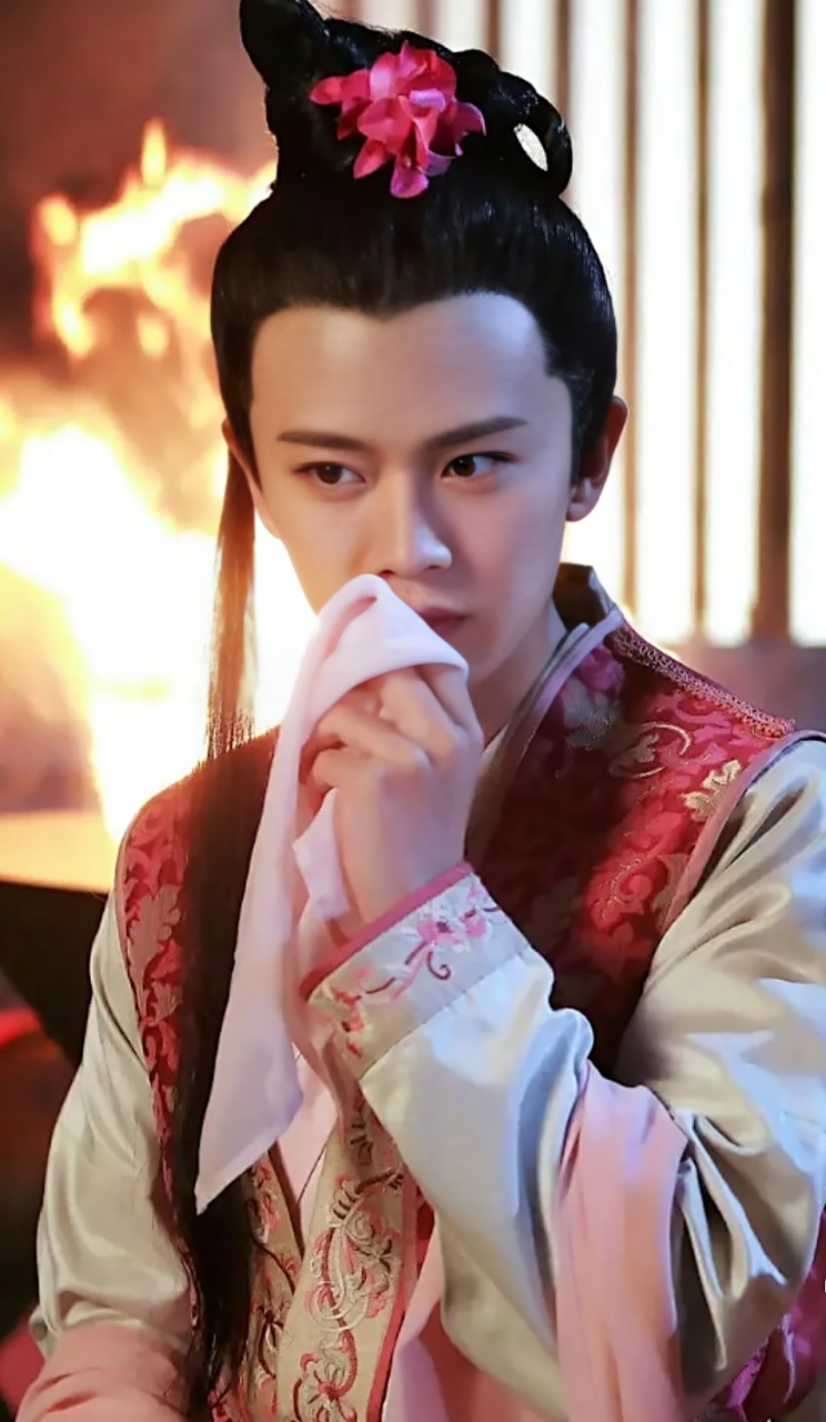 这位看着有点面熟啊  有谁认识的吗[微笑]  #任嘉伦