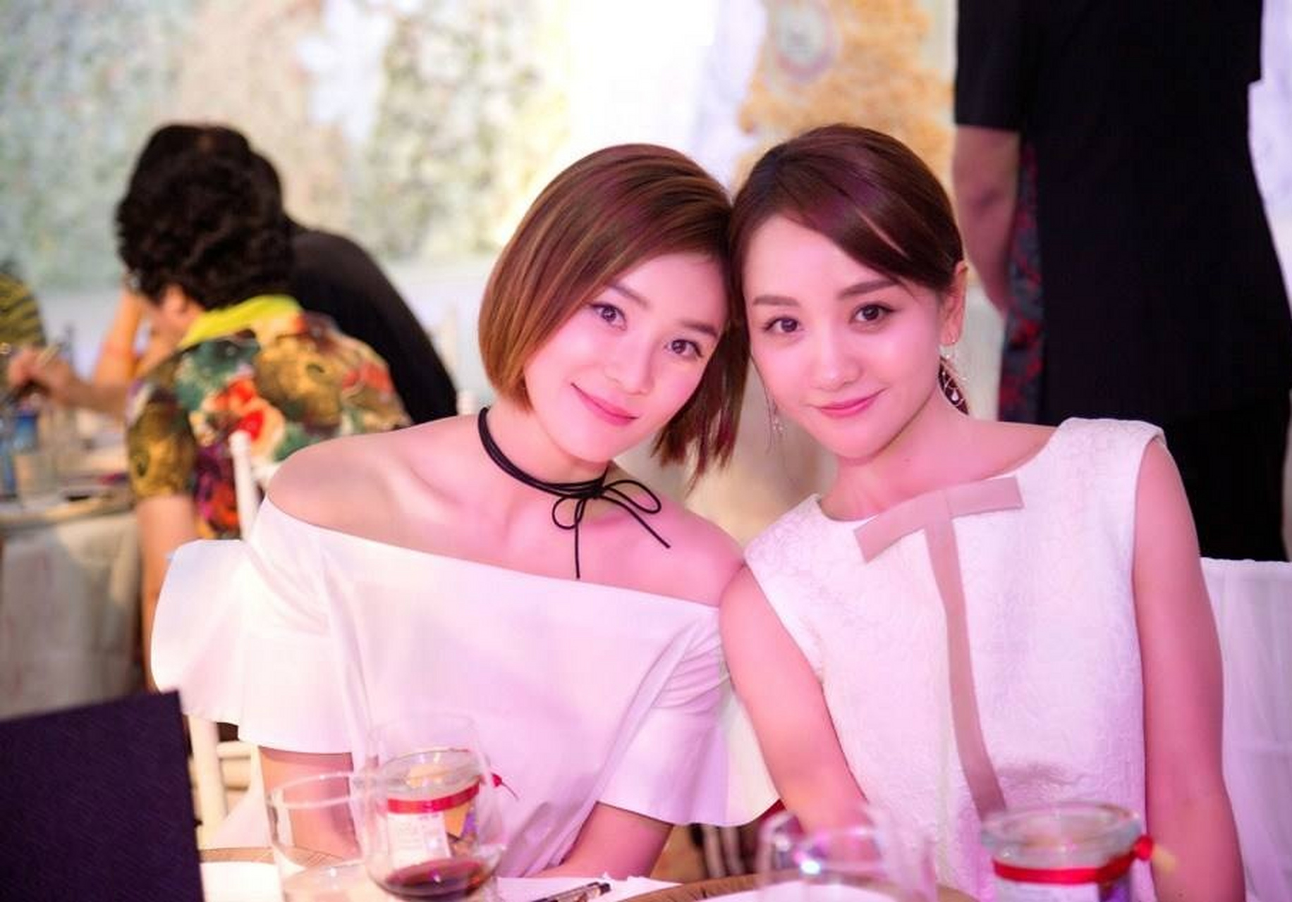 袁姗姗和杨蓉参加"双陈"婚礼照片,俩人发色一样,都很甜美