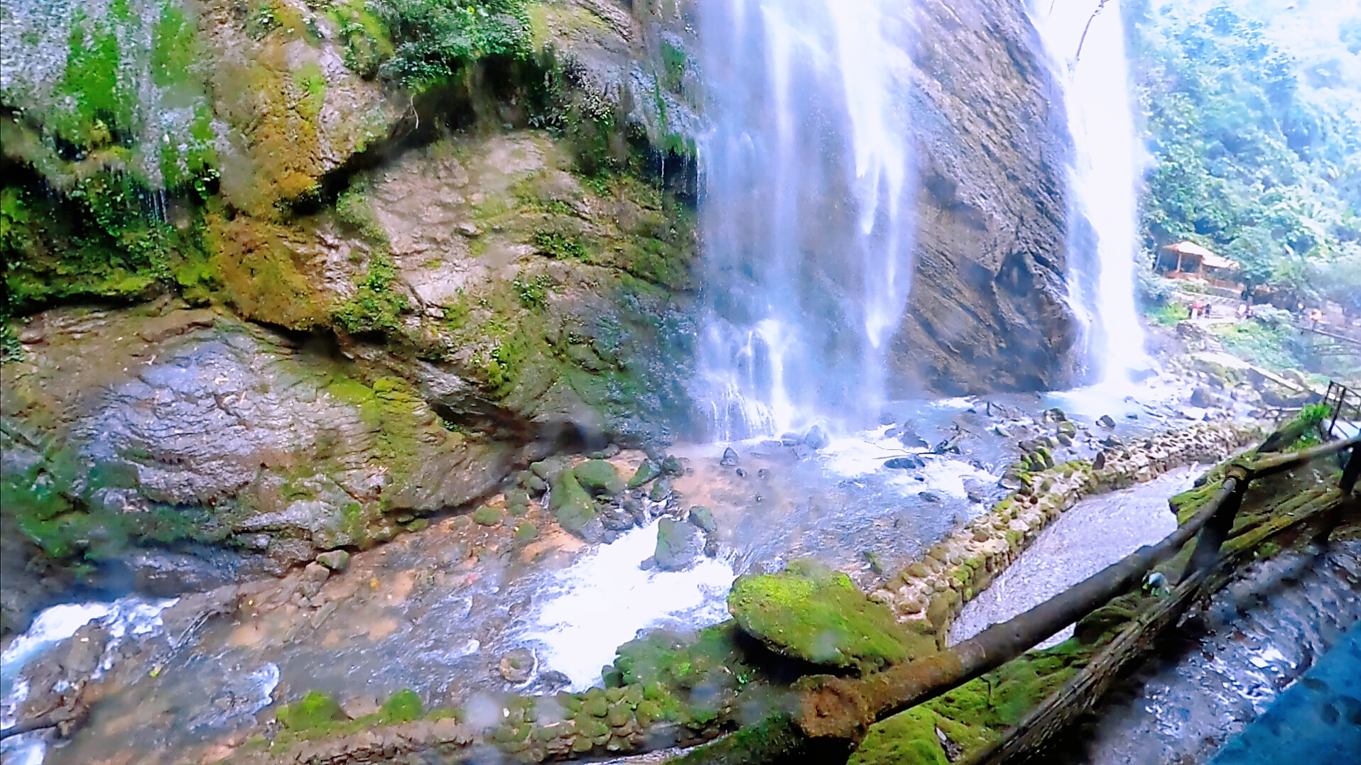 靖西市古龙山大峡谷景区,是一个集瀑布,溶洞,暗河的神奇大峡谷