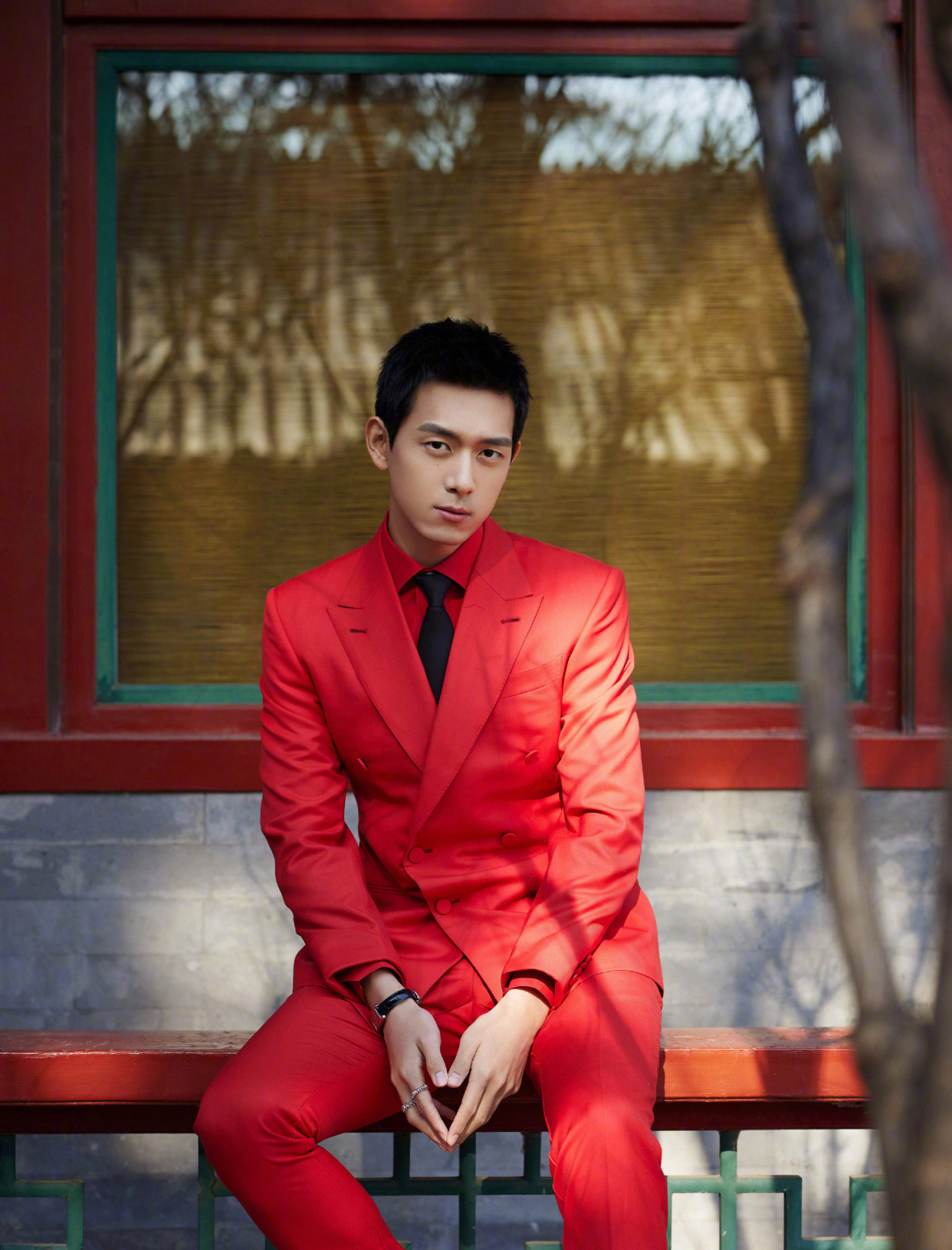 李现春晚造型一则,身穿正红色西服套装,举手投足间尽显矜贵优雅