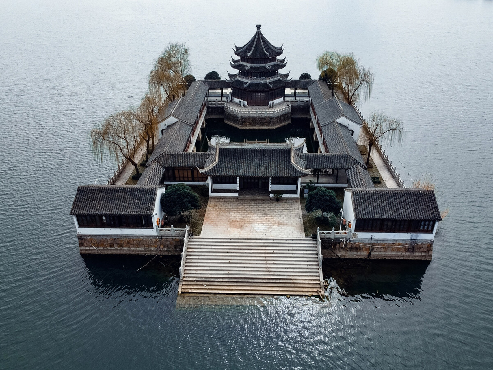 这是天龙八部中慕容复所住的燕子坞,原型就是苏州的天镜阁.