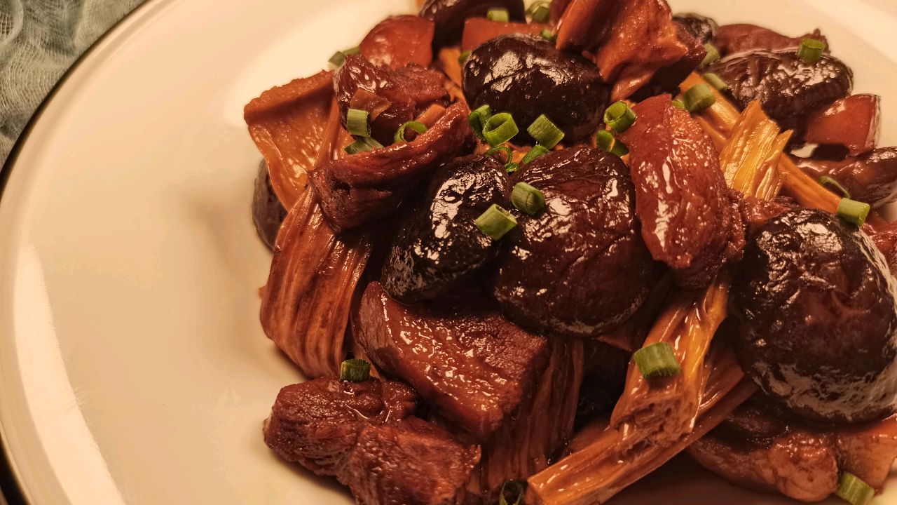 1斤五花肉,2两干香菇,再加3两泡发腐竹,这道家常菜味道美上天