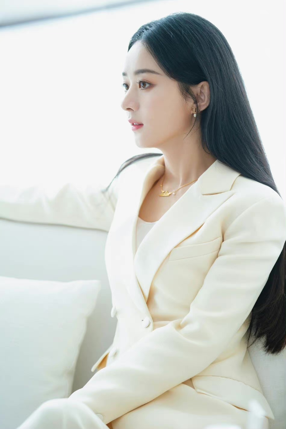 赵丽颖杂志写真分享,清纯可爱,气质优雅