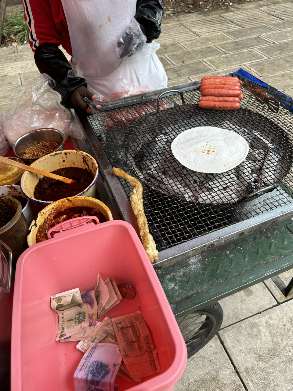 云南大街小巷都有的烧饵块,3元一个,味道很好[吃鲸]买完菜边走边吃,吃