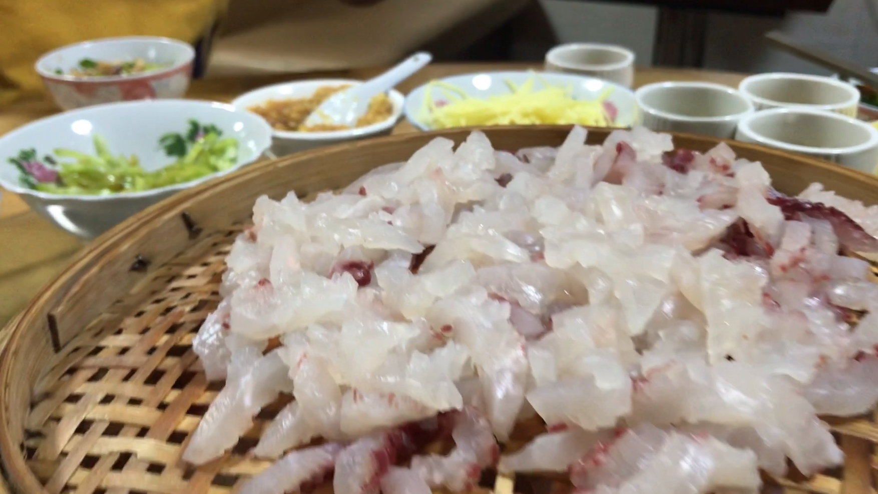 广东草鱼最佳吃法,加上特制八宝配方,味道一流,吃起来真过瘾!