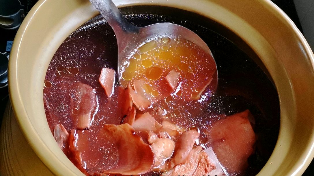 土茯苓薏米汤,清热解毒 祛湿,味道清甜甘凉,是很好的家庭养生汤